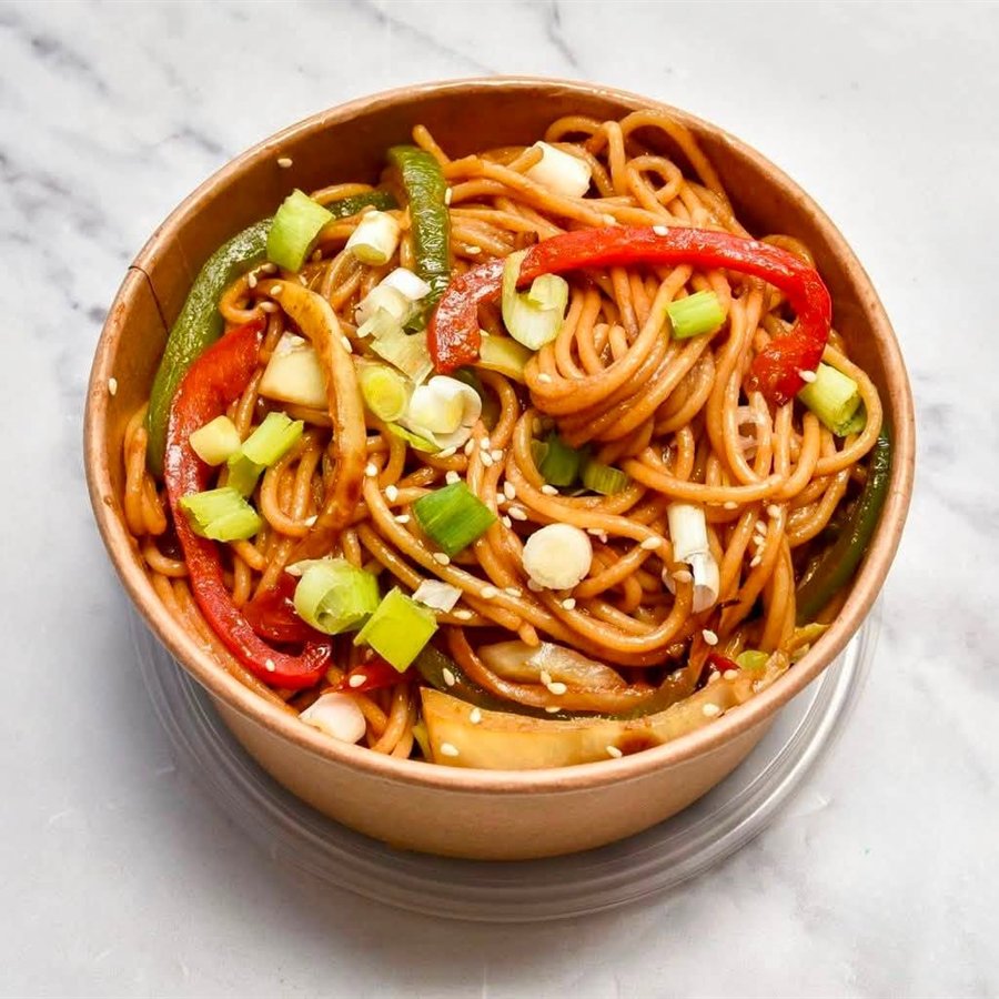 Veg Hakka noodles in a takeaway bowl